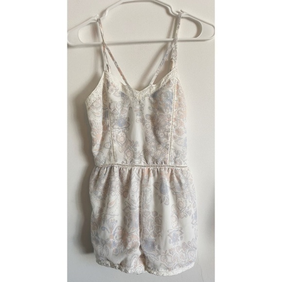 Kendall & Kylie • White Floral Crochet Harness Romper - Picture 2 of 6